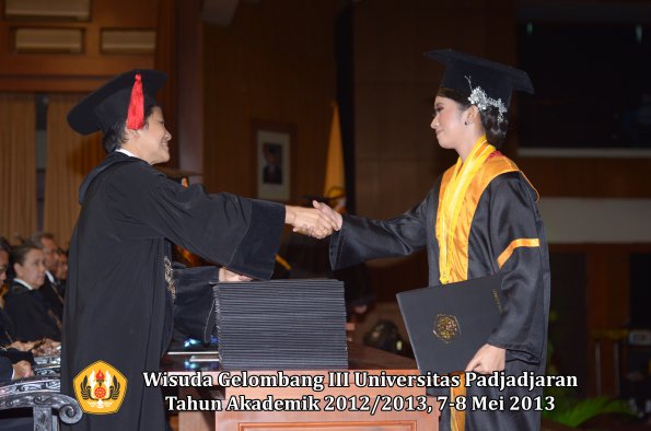 wisuda-unpad-gel-iii-ta-2012_2013-fakultas-hukum-oleh-dekan-103