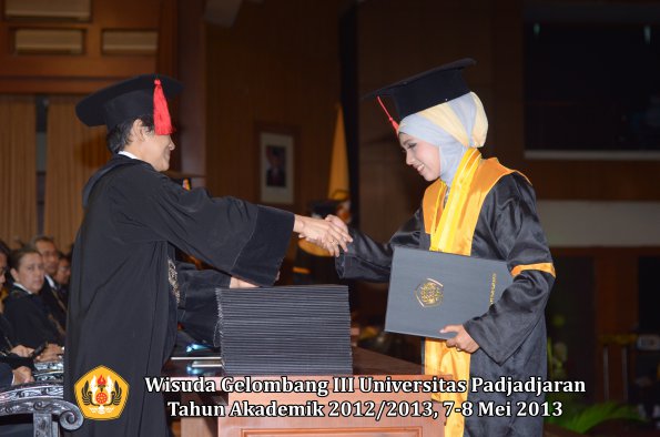 wisuda-unpad-gel-iii-ta-2012_2013-fakultas-hukum-oleh-dekan-104