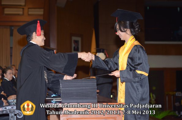 wisuda-unpad-gel-iii-ta-2012_2013-fakultas-hukum-oleh-dekan-105