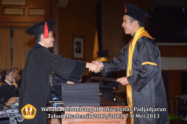 wisuda-unpad-gel-iii-ta-2012_2013-fakultas-hukum-oleh-dekan-108