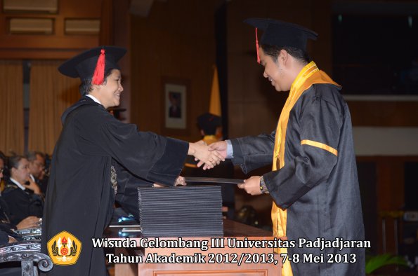 wisuda-unpad-gel-iii-ta-2012_2013-fakultas-hukum-oleh-dekan-109