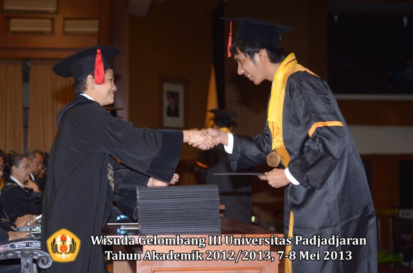 wisuda-unpad-gel-iii-ta-2012_2013-fakultas-hukum-oleh-dekan-110