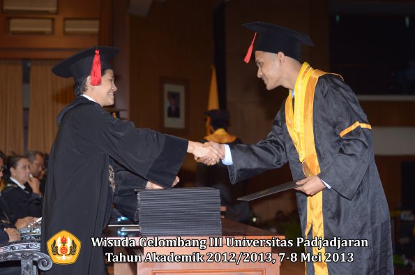 wisuda-unpad-gel-iii-ta-2012_2013-fakultas-hukum-oleh-dekan-111