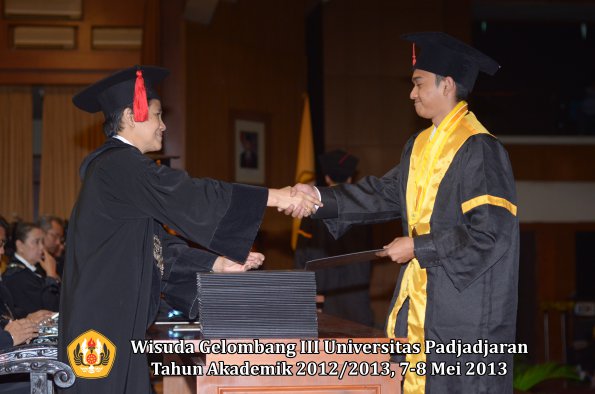wisuda-unpad-gel-iii-ta-2012_2013-fakultas-hukum-oleh-dekan-112