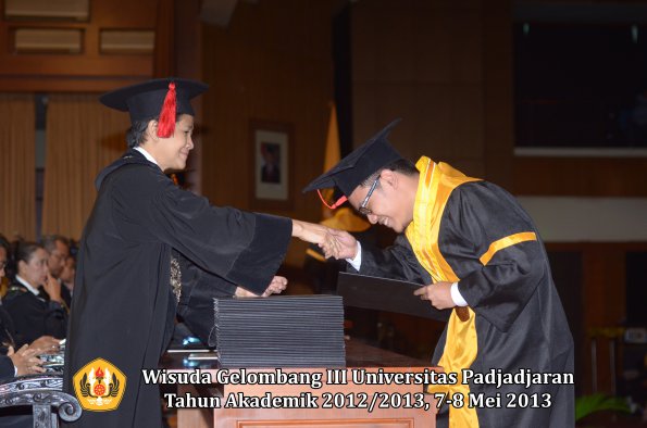 wisuda-unpad-gel-iii-ta-2012_2013-fakultas-hukum-oleh-dekan-113