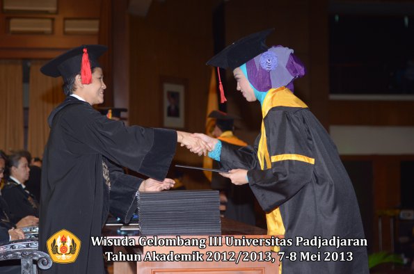wisuda-unpad-gel-iii-ta-2012_2013-fakultas-hukum-oleh-dekan-114