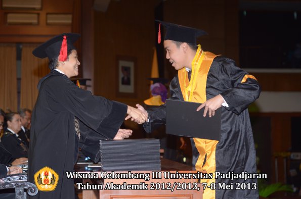 wisuda-unpad-gel-iii-ta-2012_2013-fakultas-hukum-oleh-dekan-115
