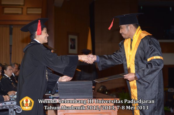 wisuda-unpad-gel-iii-ta-2012_2013-fakultas-hukum-oleh-dekan-116