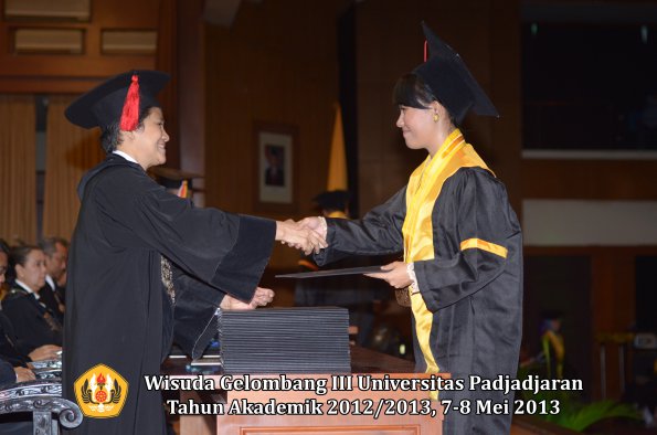 wisuda-unpad-gel-iii-ta-2012_2013-fakultas-hukum-oleh-dekan-117