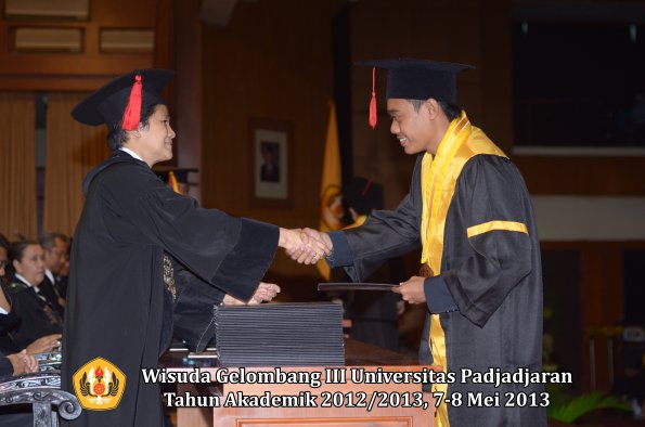 wisuda-unpad-gel-iii-ta-2012_2013-fakultas-hukum-oleh-dekan-118