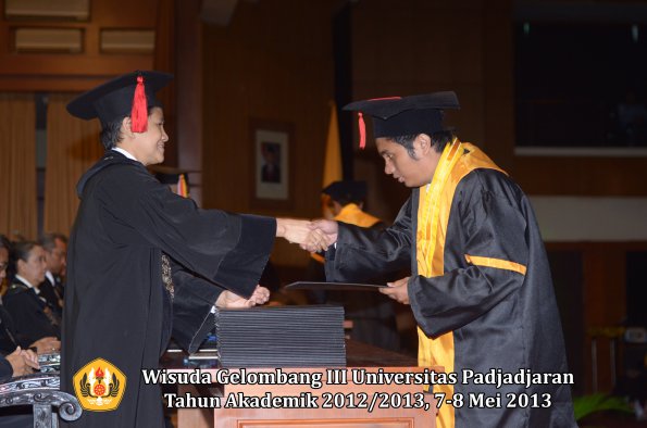 wisuda-unpad-gel-iii-ta-2012_2013-fakultas-hukum-oleh-dekan-119