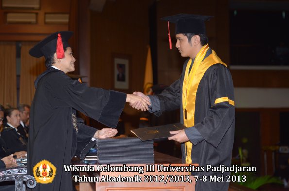 wisuda-unpad-gel-iii-ta-2012_2013-fakultas-hukum-oleh-dekan-120