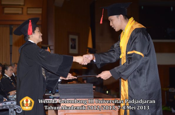 wisuda-unpad-gel-iii-ta-2012_2013-fakultas-hukum-oleh-dekan-122