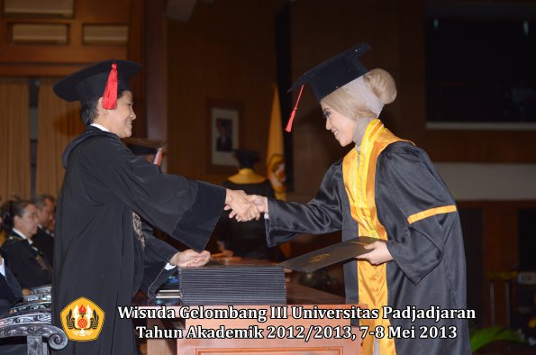 wisuda-unpad-gel-iii-ta-2012_2013-fakultas-hukum-oleh-dekan-127