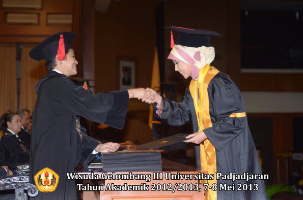 wisuda-unpad-gel-iii-ta-2012_2013-fakultas-hukum-oleh-dekan-130