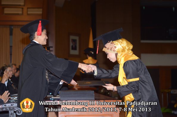 wisuda-unpad-gel-iii-ta-2012_2013-fakultas-hukum-oleh-dekan-133