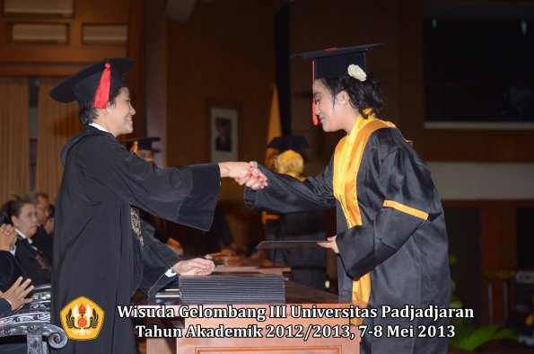 wisuda-unpad-gel-iii-ta-2012_2013-fakultas-hukum-oleh-dekan-134