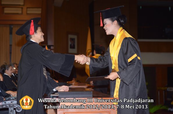 wisuda-unpad-gel-iii-ta-2012_2013-fakultas-hukum-oleh-dekan-139