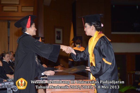 wisuda-unpad-gel-iii-ta-2012_2013-fakultas-hukum-oleh-dekan-141