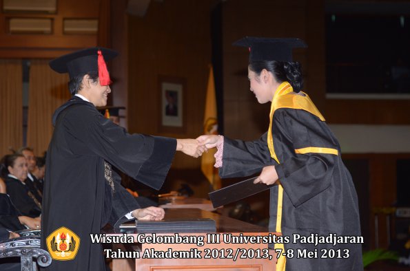 wisuda-unpad-gel-iii-ta-2012_2013-fakultas-hukum-oleh-dekan-142