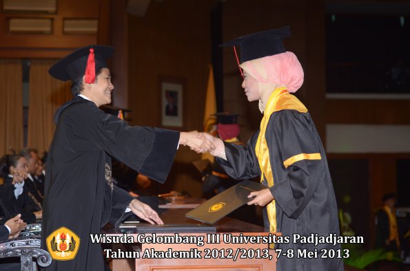 wisuda-unpad-gel-iii-ta-2012_2013-fakultas-hukum-oleh-dekan-147