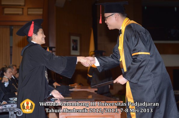 wisuda-unpad-gel-iii-ta-2012_2013-fakultas-hukum-oleh-dekan-149