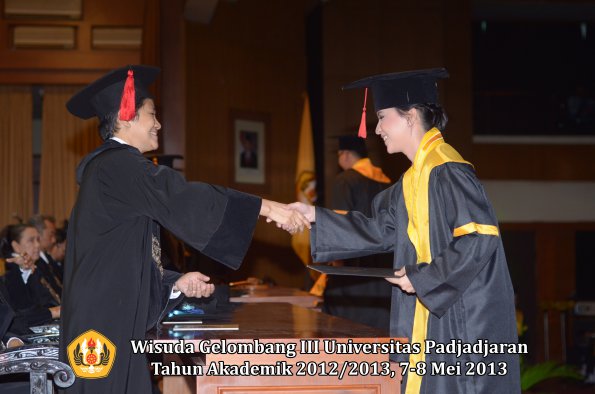 wisuda-unpad-gel-iii-ta-2012_2013-fakultas-hukum-oleh-dekan-150