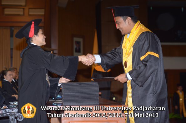 wisuda-unpad-gel-iii-ta-2012_2013-fakultas-hukum-oleh-dekan-152