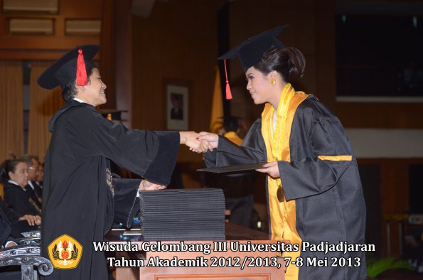 wisuda-unpad-gel-iii-ta-2012_2013-fakultas-hukum-oleh-dekan-154