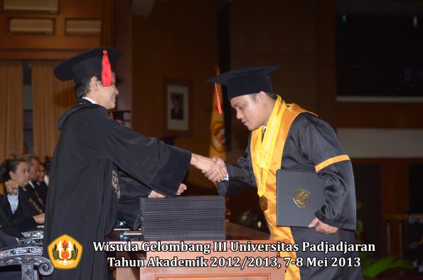 wisuda-unpad-gel-iii-ta-2012_2013-fakultas-hukum-oleh-dekan-161