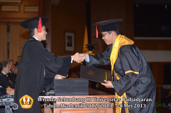 wisuda-unpad-gel-iii-ta-2012_2013-fakultas-hukum-oleh-dekan-163