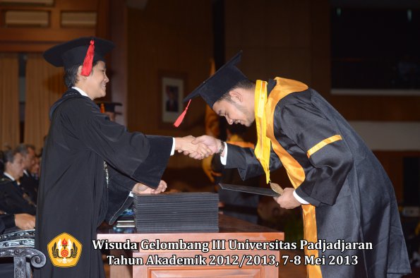 wisuda-unpad-gel-iii-ta-2012_2013-fakultas-hukum-oleh-dekan-165