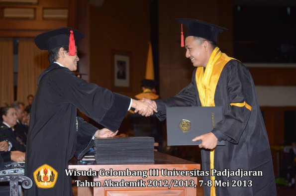 wisuda-unpad-gel-iii-ta-2012_2013-fakultas-hukum-oleh-dekan-166