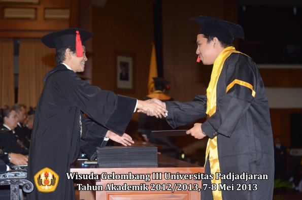 wisuda-unpad-gel-iii-ta-2012_2013-fakultas-hukum-oleh-dekan-174