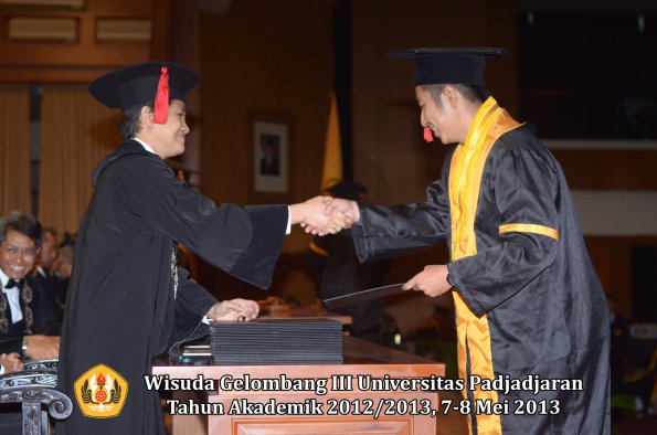 wisuda-unpad-gel-iii-ta-2012_2013-fakultas-hukum-oleh-dekan-175