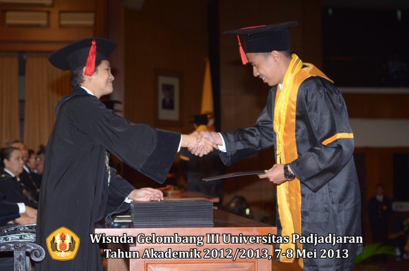 wisuda-unpad-gel-iii-ta-2012_2013-fakultas-hukum-oleh-dekan-176