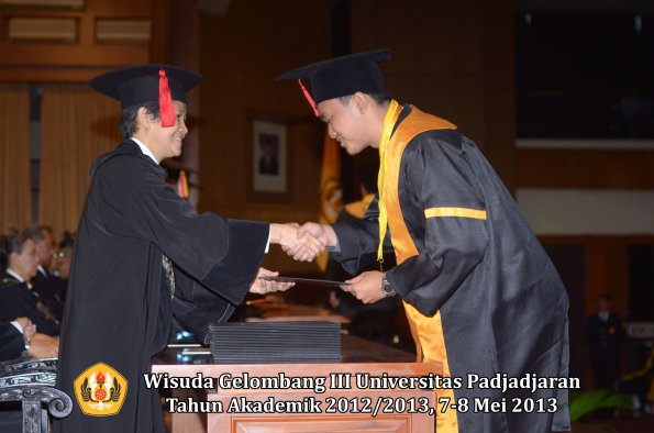 wisuda-unpad-gel-iii-ta-2012_2013-fakultas-hukum-oleh-dekan-177