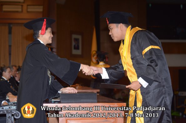 wisuda-unpad-gel-iii-ta-2012_2013-fakultas-hukum-oleh-dekan-179