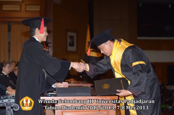 wisuda-unpad-gel-iii-ta-2012_2013-fakultas-hukum-oleh-dekan-180