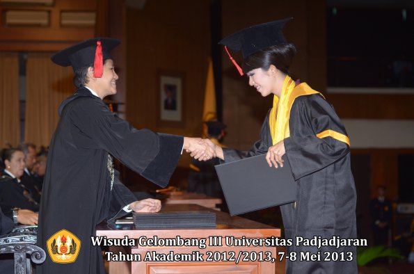 wisuda-unpad-gel-iii-ta-2012_2013-fakultas-hukum-oleh-dekan-185