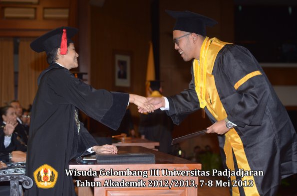 wisuda-unpad-gel-iii-ta-2012_2013-fakultas-hukum-oleh-dekan-187