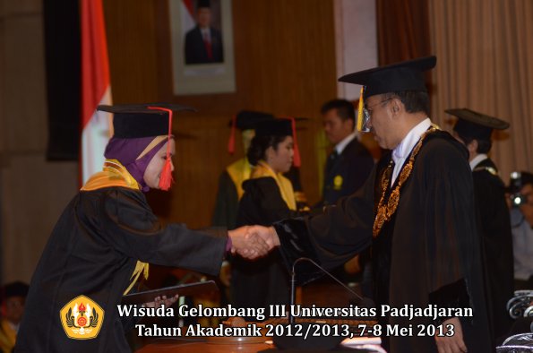 wisuda-unpad-gel-iii-ta-2012_2013-fakultas-hukum-oleh-rektor-002