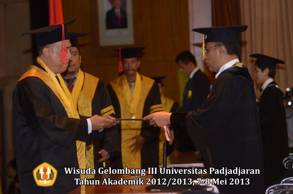 wisuda-unpad-gel-iii-ta-2012_2013-fakultas-hukum-oleh-rektor-004