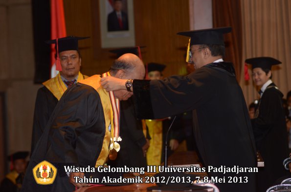 wisuda-unpad-gel-iii-ta-2012_2013-fakultas-hukum-oleh-rektor-005
