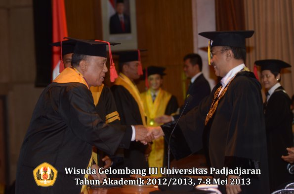 wisuda-unpad-gel-iii-ta-2012_2013-fakultas-hukum-oleh-rektor-006