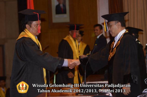 wisuda-unpad-gel-iii-ta-2012_2013-fakultas-hukum-oleh-rektor-007