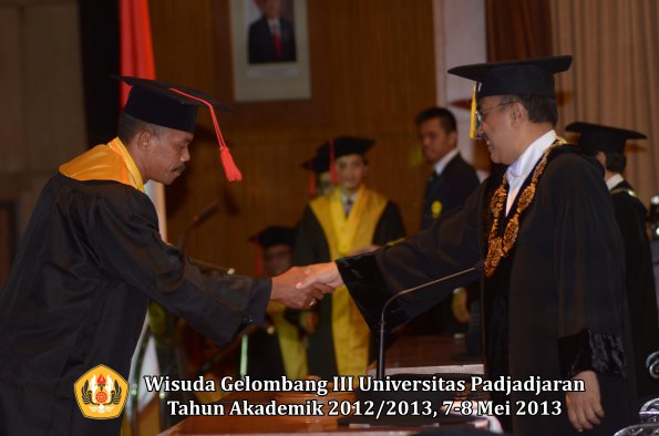 wisuda-unpad-gel-iii-ta-2012_2013-fakultas-hukum-oleh-rektor-008