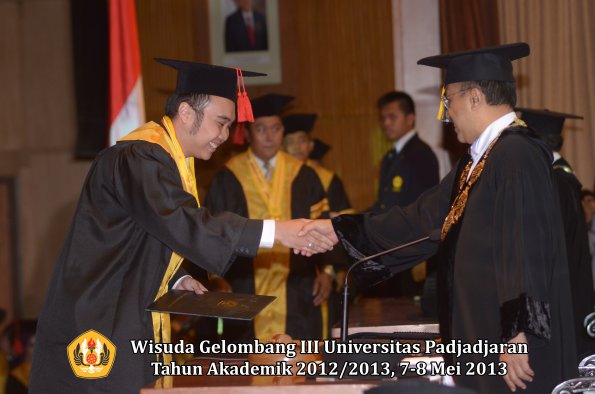 wisuda-unpad-gel-iii-ta-2012_2013-fakultas-hukum-oleh-rektor-013