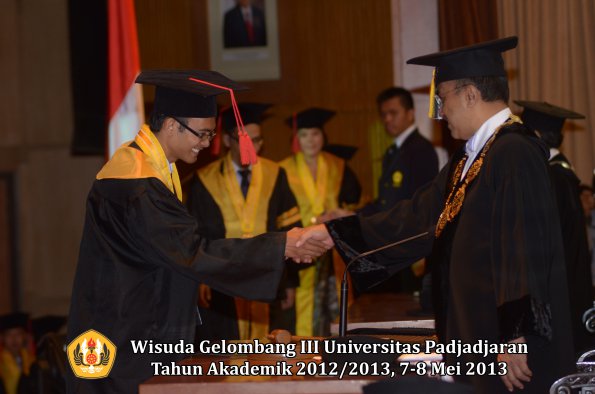 wisuda-unpad-gel-iii-ta-2012_2013-fakultas-hukum-oleh-rektor-016