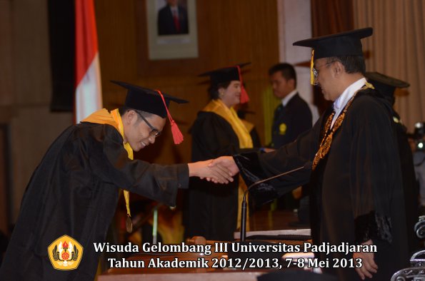 wisuda-unpad-gel-iii-ta-2012_2013-fakultas-hukum-oleh-rektor-017